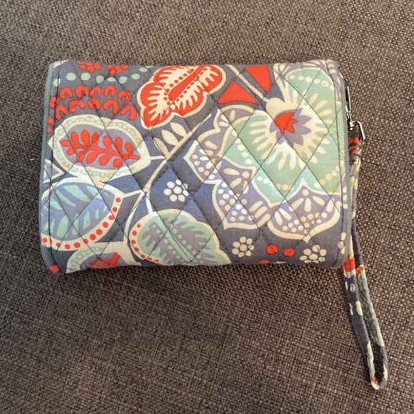 Vera Bradley clutch - Picture 2 of 4
